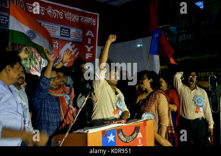 "Kampf zwischen Hindu Aktivisten Verse linken Studenten und Jugendliche Aktivistinnen' - kanhaiya Kumar, ehemaliger Präsident von Jawharlal Nehur Universität Delhi Student Union heute 22.8.2017 in Kalkutta kam und eine Rede gegen die Propaganda, die in der Zentralregierung die Politik und hinduistischen Fundamentalismus. Er beteiligen sich an AISFand AIYF lange März Programm mich. Dieses Programm Motto ist Sparen Indien aus der hinduistischen Faschismus. Wenn die Masse messen gehen auf in der Nähe der Jadavpur Universität einige Bajrangbali hinduistischen Aktivisten versuchen, schwarze Tinte auf den Kanhaiya Kumar zu werfen und versuchen, sein Auto in diesem Moment clash stsrt zwischen Bajrang zu zerstören Stockfoto