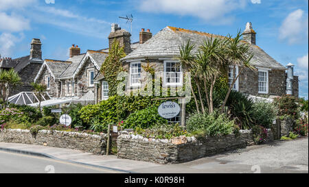 Eine schöne Ecke Haus aus Stein aus dem 16. Jahrhundert - Lewis's Bed and Breakfast, in dem kleinen Touristenort Tintagel, Cornwall, England, Großbritannien. Stockfoto