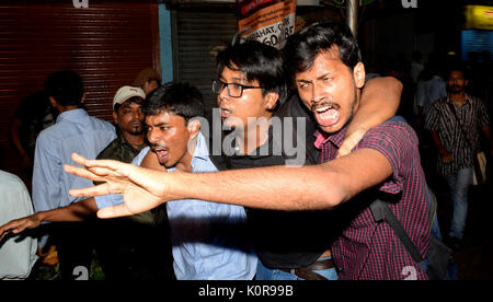 "Kampf zwischen Hindu Aktivisten Verse linken Studenten und Jugendliche Aktivistinnen' - kanhaiya Kumar, ehemaliger Präsident von Jawharlal Nehur Universität Delhi Student Union heute 22.8.2017 in Kalkutta kam und eine Rede gegen die Propaganda, die in der Zentralregierung die Politik und hinduistischen Fundamentalismus. Er beteiligen sich an AISFand AIYF lange März Programm mich. Dieses Programm Motto ist Sparen Indien aus der hinduistischen Faschismus. Wenn die Masse messen gehen auf in der Nähe der Jadavpur Universität einige Bajrangbali hinduistischen Aktivisten versuchen, schwarze Tinte auf den Kanhaiya Kumar zu werfen und versuchen, sein Auto in diesem Moment clash stsrt zwischen Bajrang zu zerstören Stockfoto