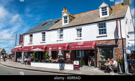 Menschen außerhalb Penganna Pasteten, traditionelle Pasty shop auf Pengenna Atlantik Straße sitzen, in der kleinen Stadt von Tintagel, Cornwall, England, Großbritannien. Stockfoto