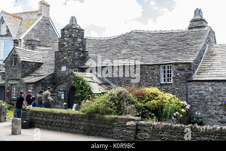 Die Besucher der mittelalterlichen (14. Jahrhundert) Alte Post, ein Grad I Steinhaus auf Fore Street, Tintagel, Cornwall, England, Großbritannien aufgeführt. Stockfoto