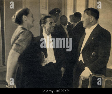 Winifred Wagner mit Josef Goebbels & Adolf Hitler - 3. August 1938 im Festspielhaus Bayreuth im Gespräch und Abendkleid. Stockfoto