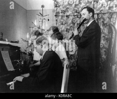 Christoph von Dohnanyi als Kind (Hand über Stuhl), mit der Familie an Weihnachten feiern. Deutscher Dirigent, b. 1929. L-R: Klaus von Dohnanyi, Dietrich Bonhoeffer (am Klavier), Barbara von Dohnanyi, Christoph von Dohnanyi, Eberhard Bethge Stockfoto