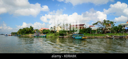 Hoi An, Vietnam - Dec 3, 2015. Flusslandschaft mit vielen alten Häusern in Hoi An, Vietnam. Antike und friedlich, Hoi An ist eine der beliebtesten destinat Stockfoto