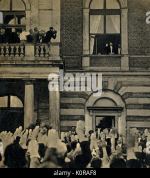 Adolf Hitler auf dem Balkon des Festspielhaus Bayreuth durch die Masse/Publikum der Opernbesucher begrüßt mit Heil Hitler salute/Gruß.. Von Stuttgarter Illustrierte, August 1938 Stockfoto