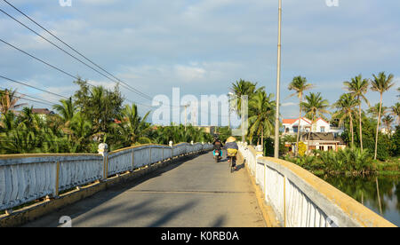 Hoi An, Vietnam - Dec 6, 2015. Menschen auf der alten Brücke in Hoi An, Vietnam. Antike und friedlich, Hoi An ist eines der beliebtesten Reiseziele in Vietna Stockfoto