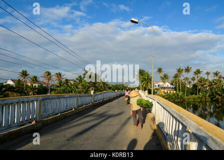 Hoi An, Vietnam - Dec 6, 2015. Menschen gehen auf eine alte Brücke in Hoi An, Vietnam. Alten und ruhigen, Hoi An ist eines der beliebtesten Ausflugsziele i Stockfoto