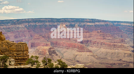 Entlang der Grand Canyon Nationalpark in Arizona gibt es mehrere Aussichtspunkte und blickt hinunter in den Canyon zu sehen. Stockfoto