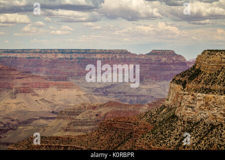 Entlang der Grand Canyon Nationalpark in Arizona gibt es mehrere Aussichtspunkte und blickt hinunter in den Canyon zu sehen. Stockfoto