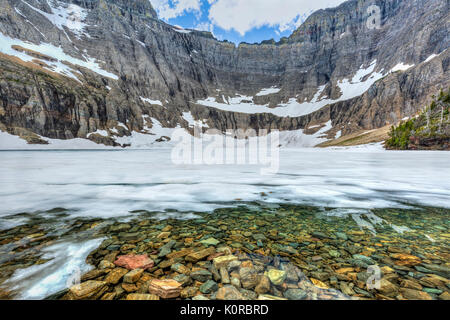 Eisbergs Spitze und das Ptarmigan Wand ragt 3000 Meter über meist Eisberg See im Juni im Glacier National Park, Montana Stockfoto