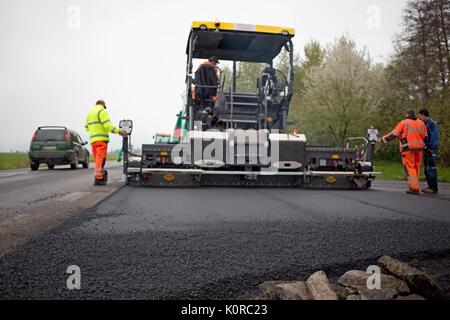 Traktor, Walze, Lkw auf der Straße für Standort reparieren. Road Construction Equipment. Road Repair Konzept. Stockfoto