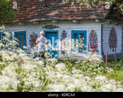 Zalipie, Polen - 20. Mai 2017: 2017: Haus mit blauen Rahmen und bunte Blumen auf der Wände im Dorf zalipie Stockfoto