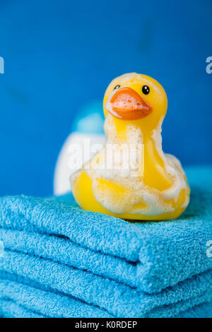 Weiche blaue Handtücher und eine Spielzeug-Ente Stockfoto