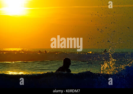 In Hourtin bei Sonnenuntergang im August 2013 Surfen während der World Championship Tour Stockfoto