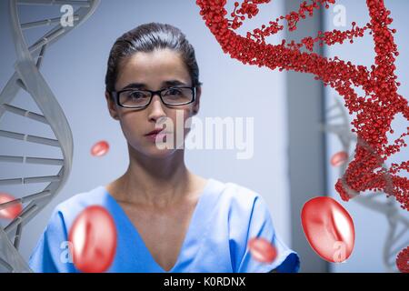 Digital composite Verunsicherter Arzt stehende Frau mit 3D-DNA-Strang und Zellen Stockfoto