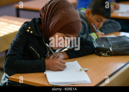 Libanon Deir el Ahmad, ein maronitischer Christ Dorf im Tal der Beqaa, Schule für syrische Flüchtlingskinder, Schule des Guten Hirten Schwestern der Maronitischen Kirche Stockfoto