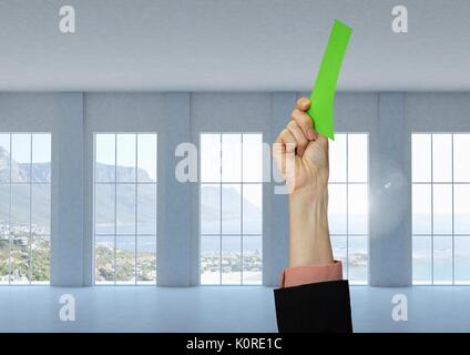 Digital composite einer Hand, die eine grüne Karte von Windows Stockfoto