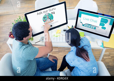 Sprechblasen mit Live chat Text gegen Grafiker am Schreibtisch arbeiten Stockfoto