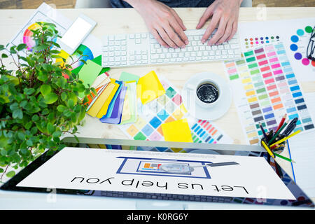 Lassen Sie uns Ihnen helfen, den Text mit Symbol Computer gegen Grafik Designer arbeiten mit Computer am Schreibtisch Stockfoto