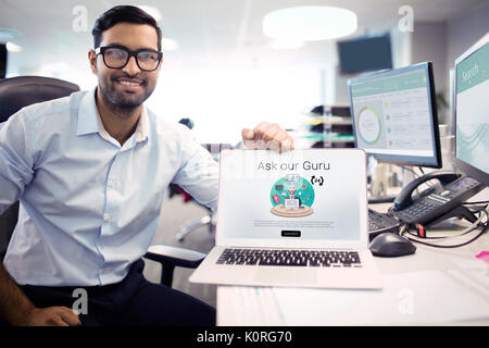 Sprechblasen mit Live chat Text gegen Portrait von Geschäftsmann mit Laptop im Büro Stockfoto