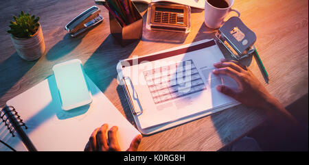7/8 Händen der männlichen Executive am Schreibtisch im Büro arbeiten Stockfoto