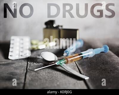 Zeichen keine Drogen. Harte Drogen auf dunklen Tisch. Ein dunkles Thema, den Drogenkonsum. Stockfoto