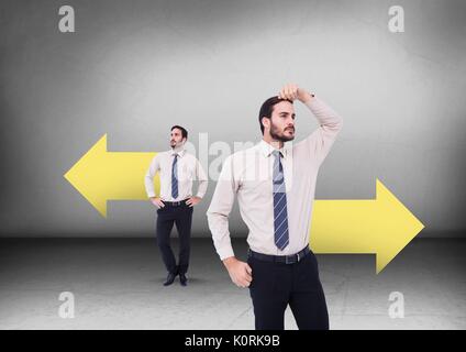 Digital composite der linken oder rechten Pfeiltasten mit Unternehmer suchen in entgegengesetzte Richtungen Stockfoto