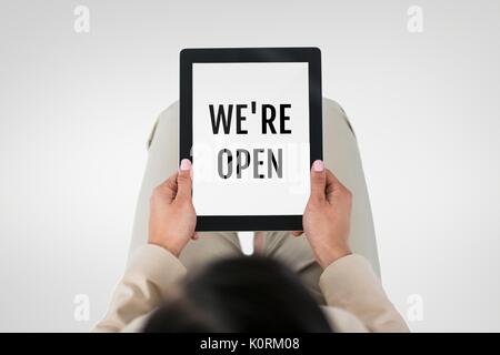Digital composite Business woman holding eine Tablette, die wir offen sind, text Stockfoto
