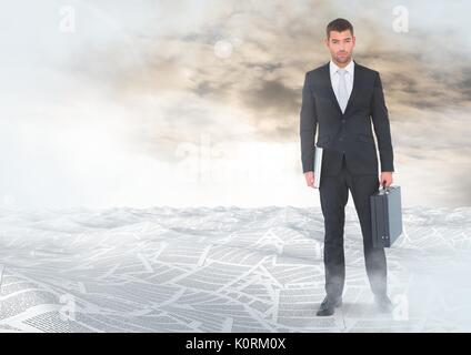 Digital composite der Geschäftsmann holding Aktenkoffer im Meer von Dokumenten unter himmel wolken Stockfoto