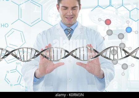 Digital composite von Happy Arzt mann Interaktion mit 3D-DNA-Strang Stockfoto