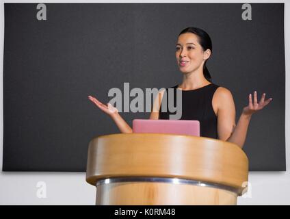 Digital composite der Geschäftsfrau auf dem Podium sprechen bei der Konferenz mit dem Vorstand Stockfoto