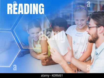 Digital composite Lesen von Text- und Grundschullehrer mit Klasse Stockfoto