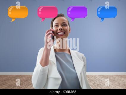 Digital composite der Frau am Telefon mit glänzenden Blasen chat Stockfoto