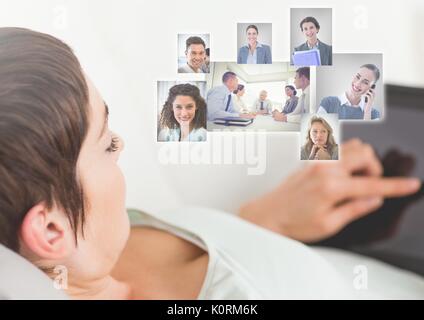 Digital composite Der Mann hält Tablett mit Profil Portraits von Menschen Kontakte Stockfoto