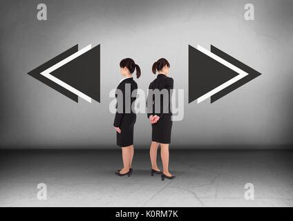 Digital composite der linken oder rechten Pfeiltasten mit Geschäftsfrau, die in entgegengesetzte Richtungen Stockfoto