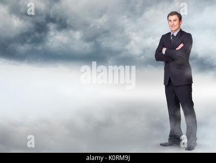 Digital composite der Geschäftsmann falten Arme in bewölkten Himmel Stockfoto
