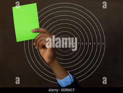 Digital composite einer Hand, die eine grüne Karte vor der Kreisradius zahlen Stockfoto