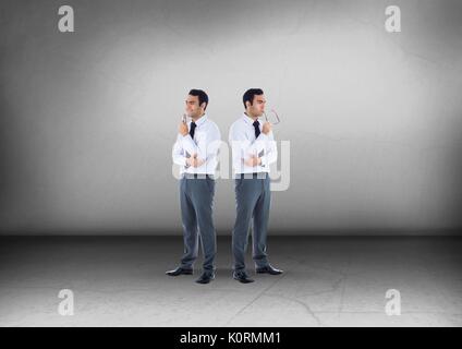 Digital composite der Geschäftsmann auf der Suche in entgegengesetzte Richtungen Stockfoto