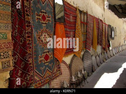 Marokkanische Teppiche und Textilien in der Medina von Fes, Marokko Stockfoto