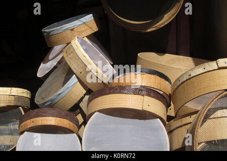 Mehl sieben für den Verkauf in einem Laden in der Medina von Fes, Marokko Stockfoto