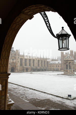 Trinity College große Hof im Schnee Cambridge Stockfoto