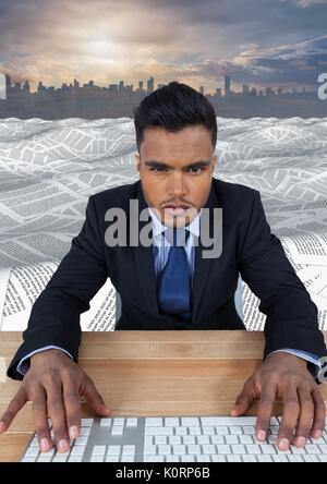 Digital composite der Geschäftsmann mit der Tastatur im Meer von Dokumenten unter Himmel Wolken und Stadtbild skyline Stockfoto