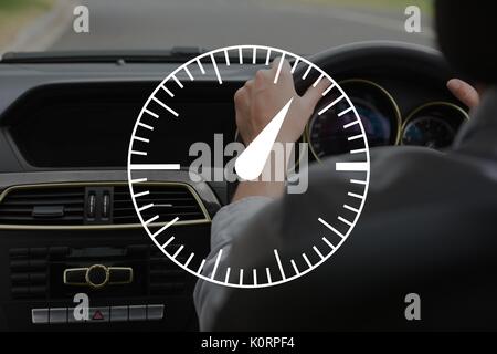 Digital Composite aus Tachometer Symbol gegen die Person im Auto Stockfoto