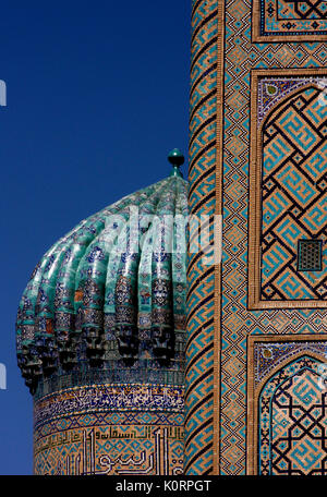 Kuppel des Shir Dor Madrassa, Teil der Registan, Samarkand, Usbekistan. 17 Cent. AD, 2011. Öffentlichen Platz. Stockfoto