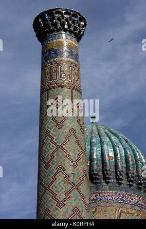 Minarett und Kuppel der Shir Dor Madrassa, Teil der Registan, Samarkand, Usbekistan. 17. Jahrhundert AD. Traditionelle Zentrum des öffentlichen Lebens. 2011 Stockfoto