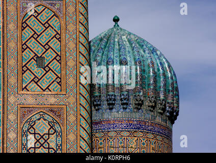 Kuppel des Shir Dor Madrassa, Teil der Registan, Samarkand, Usbekistan. 17. Jahrhundert AD. Traditionelle Zentrum des öffentlichen Lebens. 2011 Stockfoto