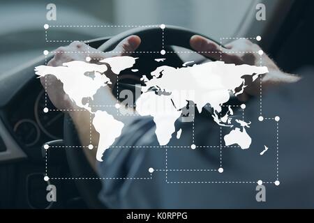 Digital composite der Welt Symbol Karte gegen Person fahren Stockfoto