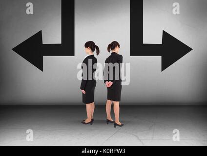 Digital composite der linken oder rechten Pfeiltasten mit Geschäftsfrau, die in entgegengesetzte Richtungen Stockfoto