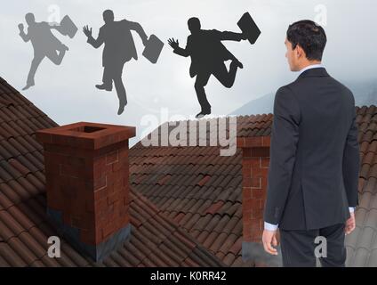 Digital composite der Geschäftsmann auf Dächern mit Kamin und Nebel auf Geschäftsmann Silhouetten mit Ausführung b Stockfoto