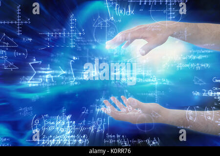 7/8 Hand des Menschen gestikulieren gegen Abbildung von mathematischen Gleichungen mit Lösung Stockfoto
